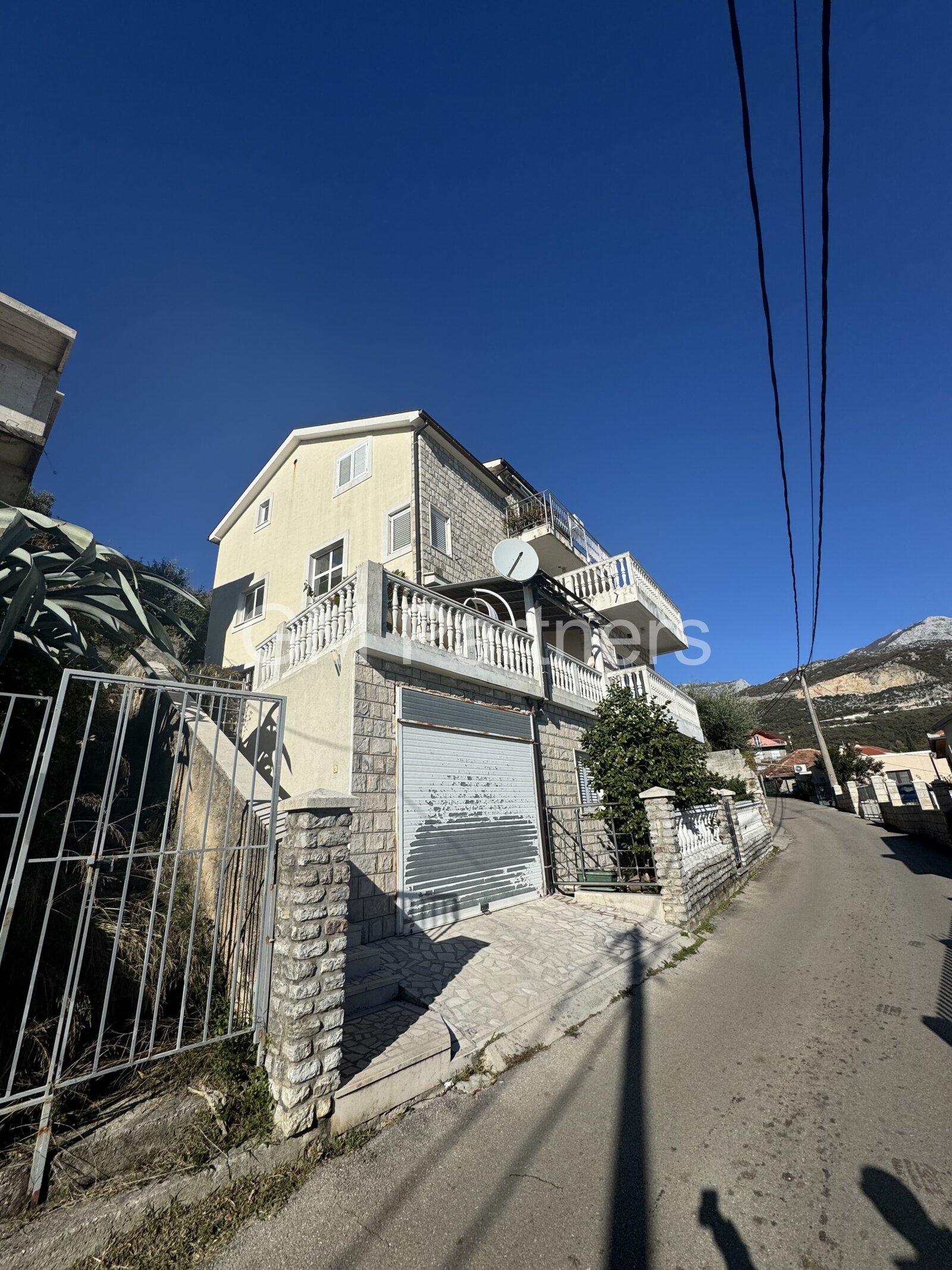 1.500 Euro m2. Haus zum Verkauf in Herceg Novi 3 Wohnungen in einem Haus.
