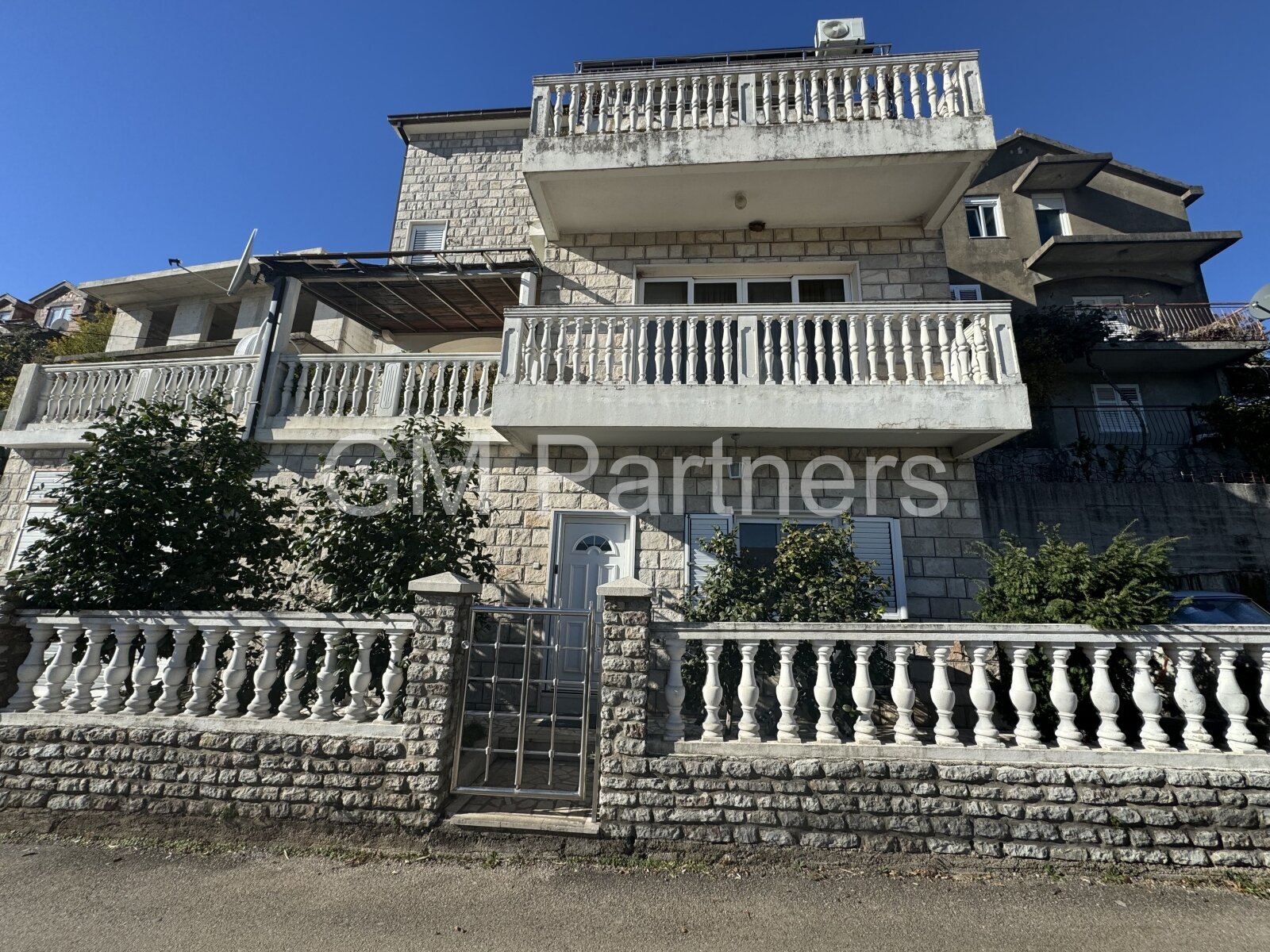 1.500 Euro m2. Haus zum Verkauf in Herceg Novi 3 Wohnungen in einem Haus.