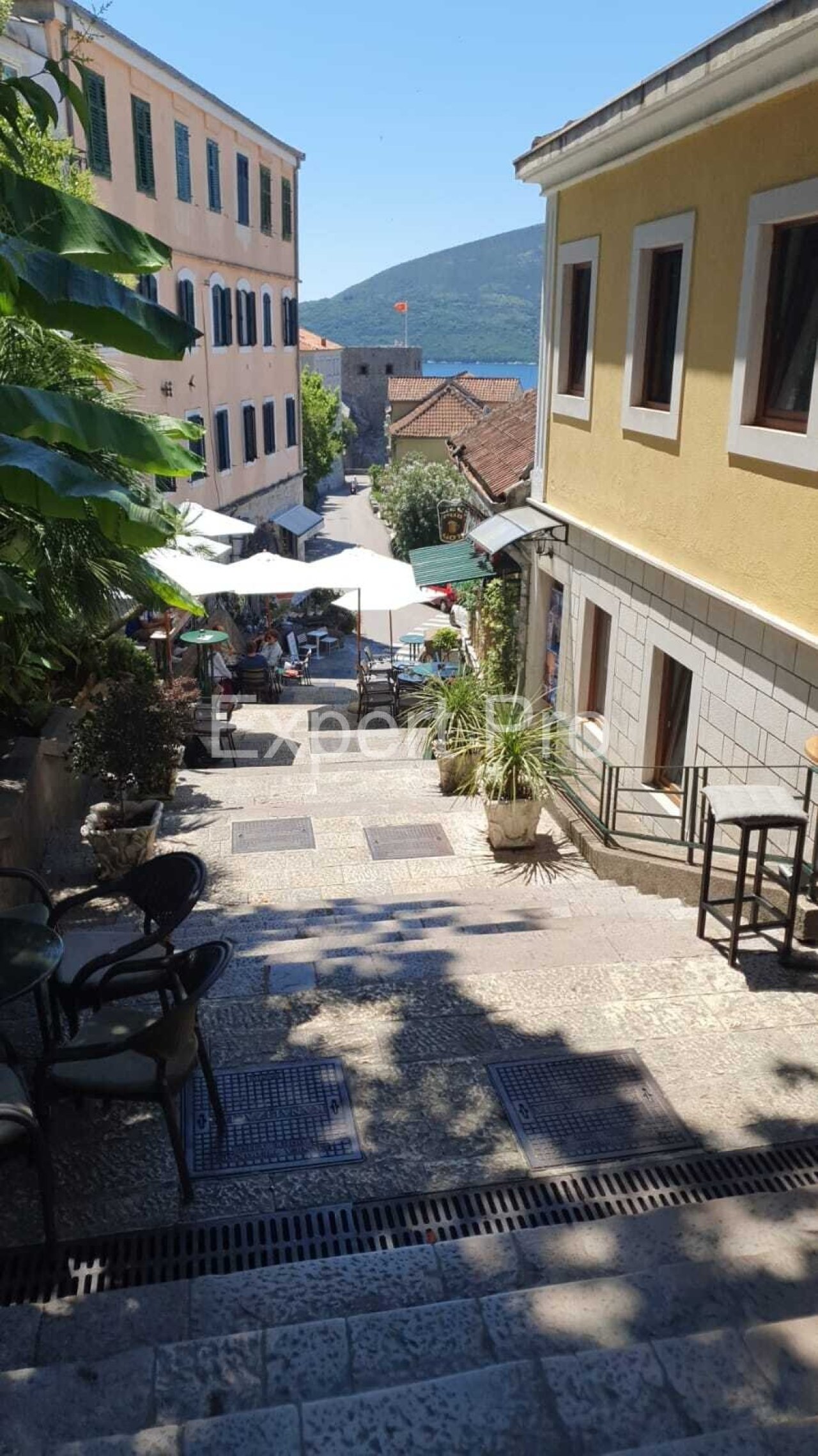 Abstieg weg von der Altstadt zum Meer 