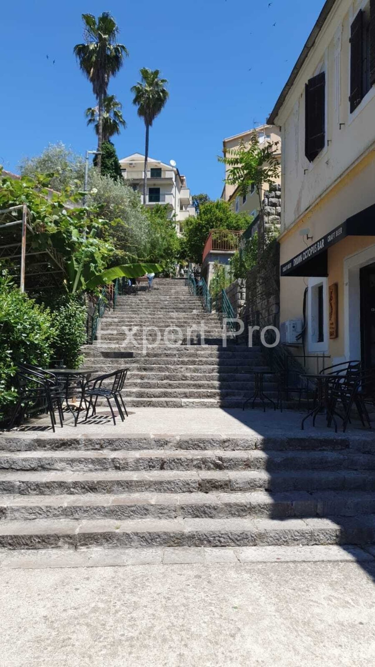 Abstieg weg von der Altstadt zum Meer 