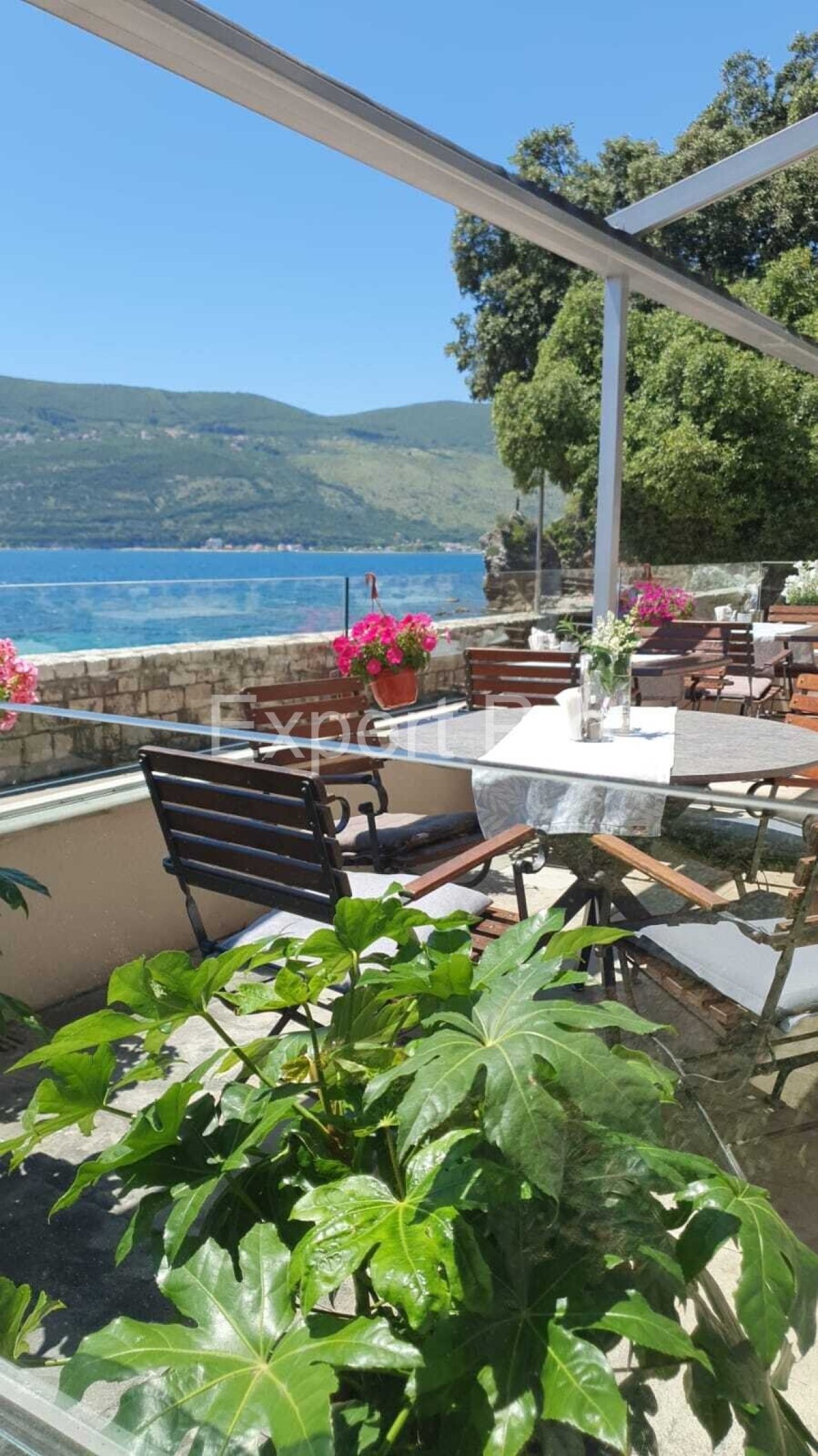 Restaurant an der Promenade am Meer