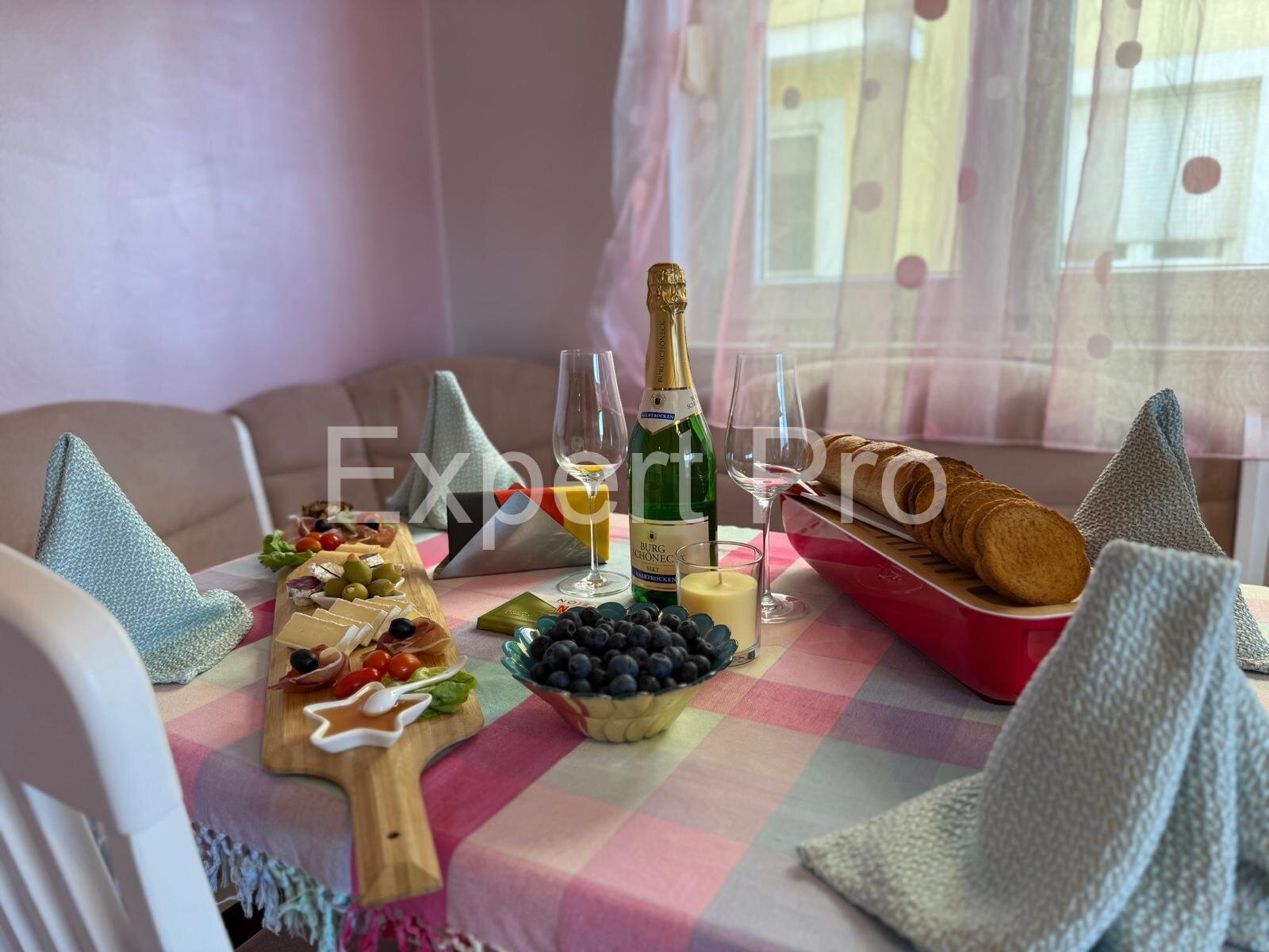 Esstisch in der Wohnung Esstisch in der Wohnung